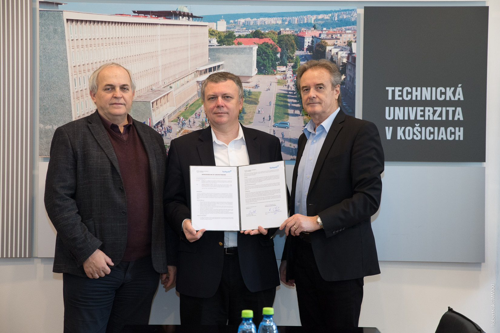 Zľava: Doc. Ing. František Jakab, PhD., riaditeľ Univerzitného vedeckého parku TECHNICOM, Dr. Radoslav Danilák, CEO Tachyum, Dr.h.c. prof. Ing. Anton ČIŽMÁR, CSc., prorektor TUKE pre inovácie a transfer technológií